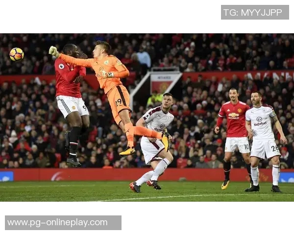 世界杯精彩对决本菲卡与曼联战成平局绝杀瞬间引发全场热烈反响